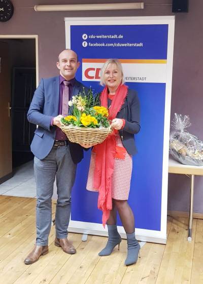 Fraktionsvorsitzender Lutz Köhler bedankt sich bei Frau Staatsministerin für Digitale Strategie und Entwicklung Prof. Dr. Kristina Sinemus für ihre Rede und ihren Besuch beim Heringsessen der CDU Weiterstadt.