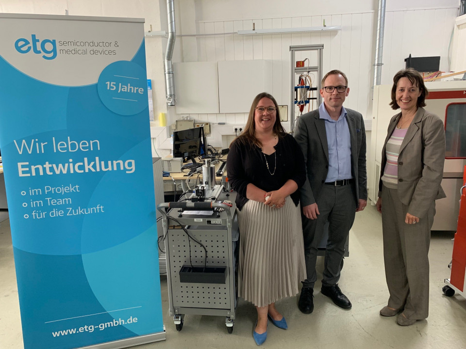 Ein Rundgang durch das Labor und die Fertigung rundete den Besuch ab (von links nach rechts: Ina Dürr, Geschäftsführer Cornelius Geist und Dr. Astrid Mannes MdB). Ein Rundgang durch das Labor und die Fertigung rundete den Besuch ab (von links nach rechts: Ina Dürr, Geschäftsführer Cornelius Geist und Dr. Astrid Mannes MdB).