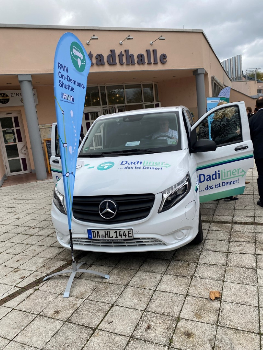 Seit November erweitert der DadiLiner das ÖPNV-Angebot in Weiterstadt. Man kann mit ihm bis nach Erzhausen, Griesheim oder Pfungstadt fahren.