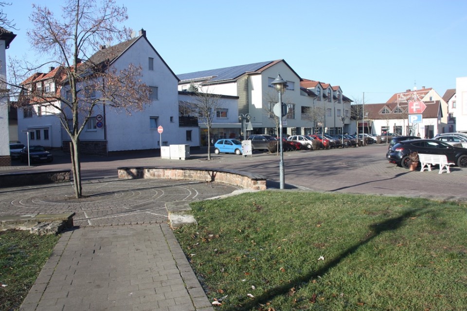 Die CDU setzt sich für eine erneute Pflasterung des Roten Platzes in Gräfenhausen ein. Die CDU setzt sich für eine erneute Pflasterung des Roten Platzes in Gräfenhausen ein.