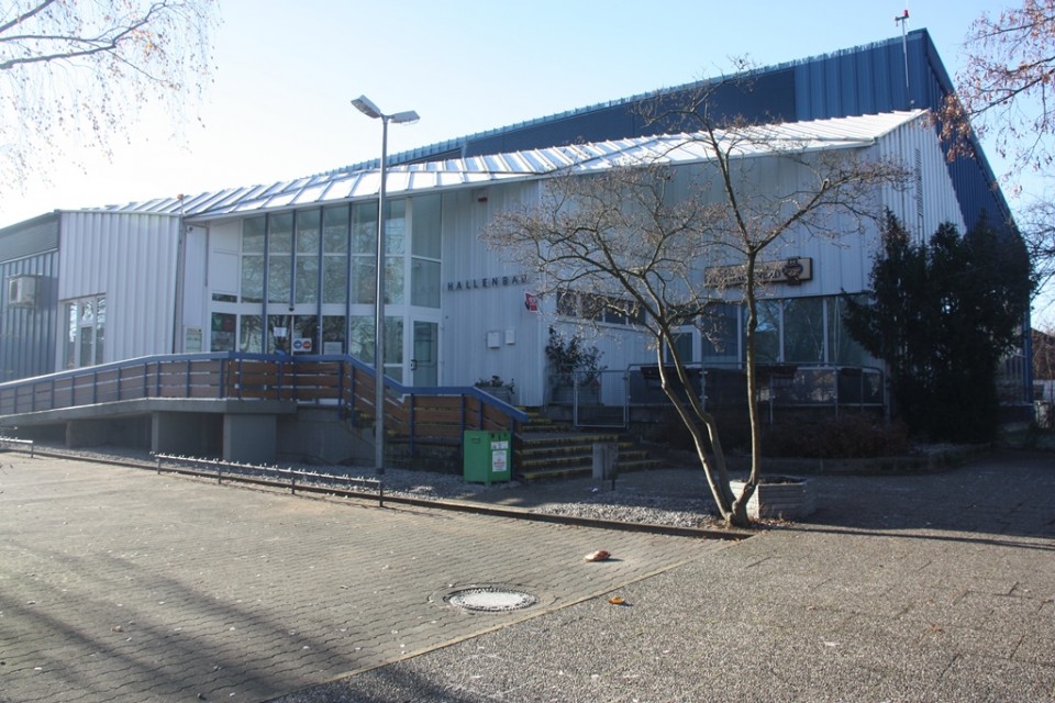 Das Schwimmbad im Büttelborner Weg wurde 1973 eröffnet und ist ein absoluter Besuchermagnet. Das Schwimmbad im Büttelborner Weg wurde 1973 eröffnet und ist ein absoluter Besuchermagnet.