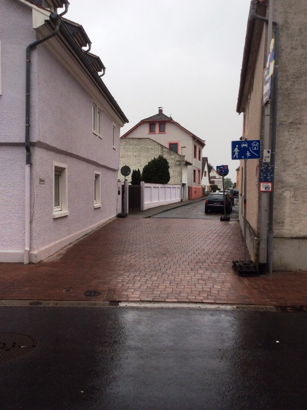 Diese Beschilderung in der Steinstraße in Gräfenhausen kann nur ein Schildbürgerstreich sein. Diese Beschilderung in der Steinstraße in Gräfenhausen kann nur ein Schildbürgerstreich sein.