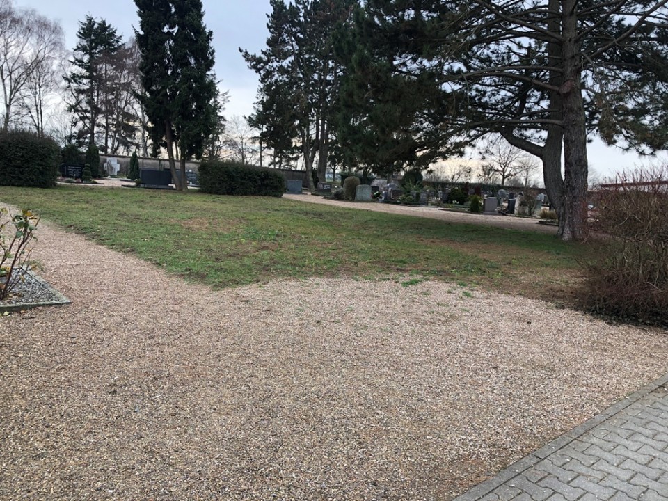 Schotterfläche auf dem Friedhof Schneppenhausen/ Gräfenhausen Schotterfläche auf dem Friedhof Schneppenhausen/ Gräfenhausen