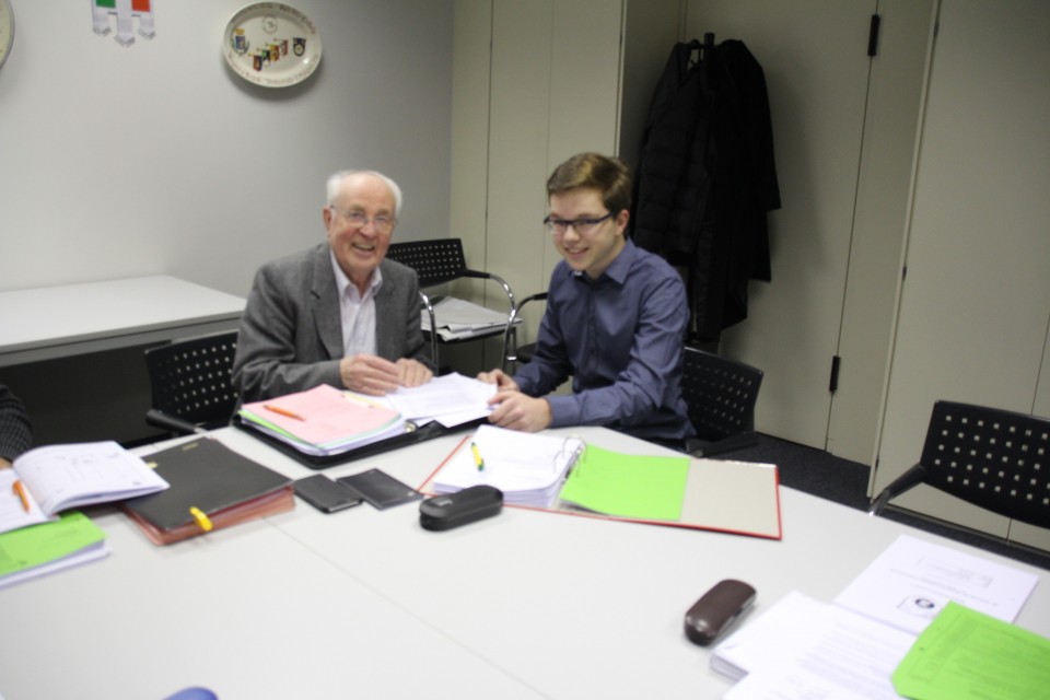 Josef Hasenauer und Mark Julian Kirschbaum sichteten beim Interview auch alte CDU-Unterlagen. Josef Hasenauer und Mark Julian Kirschbaum sichteten beim Interview auch alte CDU-Unterlagen.